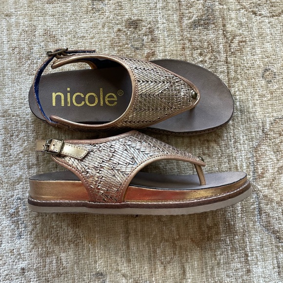 Nicole Woven Gold Thong Sandals, Size 6.  NWOT - Picture 12 of 13